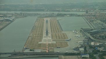 LondonCityAirport_rwy10_400x263